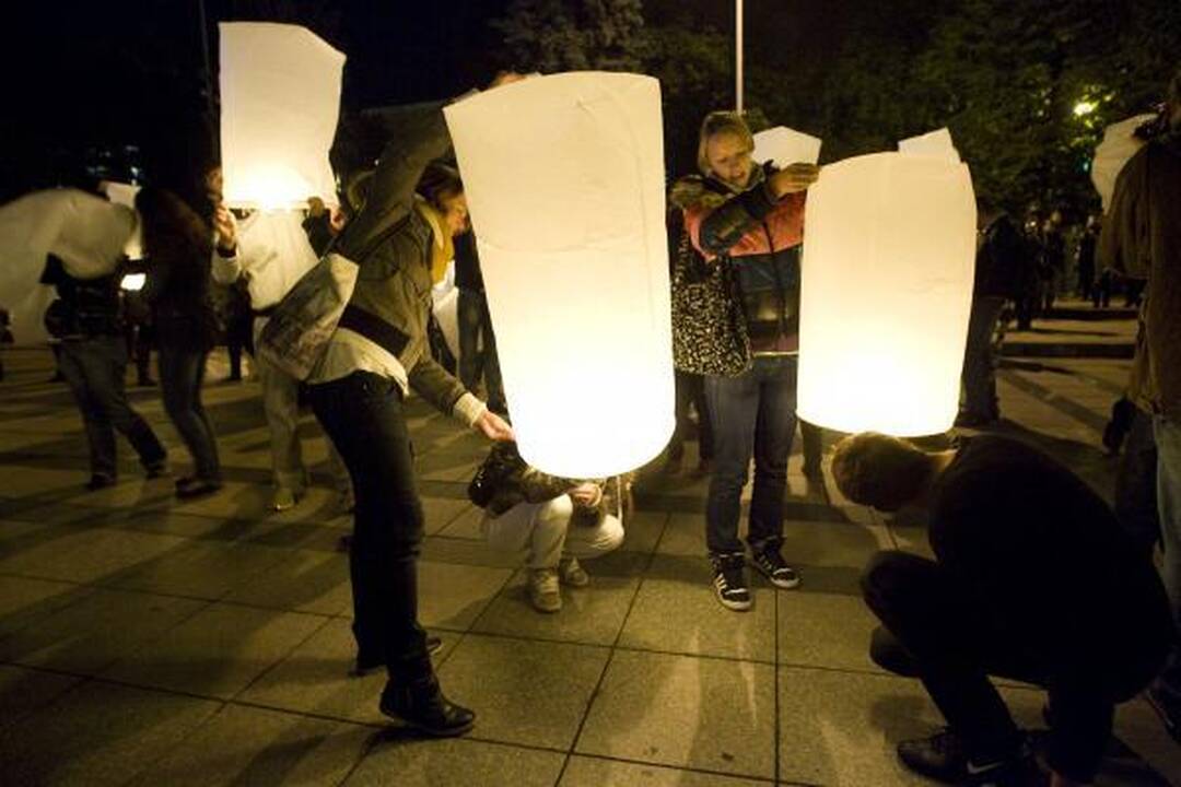 Vilniuje į dangų kilo tūkstantis žibintų