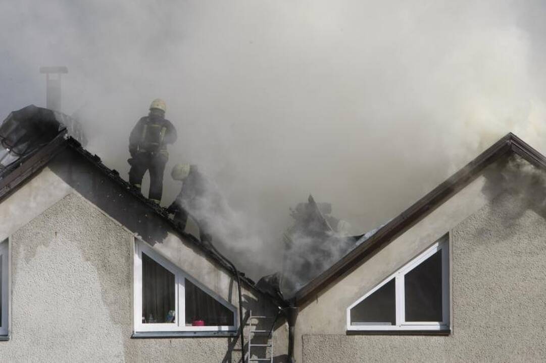 Klaipėdoje Pakruojo gatvėje liepsnojo kotedžai (papildyta 12:56 val.)