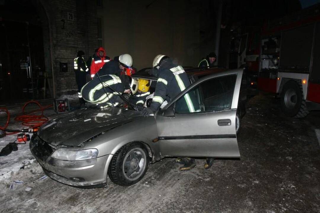 Sprukdami nuo policijos jaunuoliai Vilniaus centre atsitrenkė į medį 