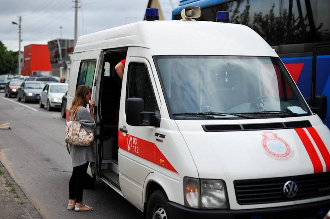 Avarija: nuverstas stulpas, važiavo dvi nėščios moterys 