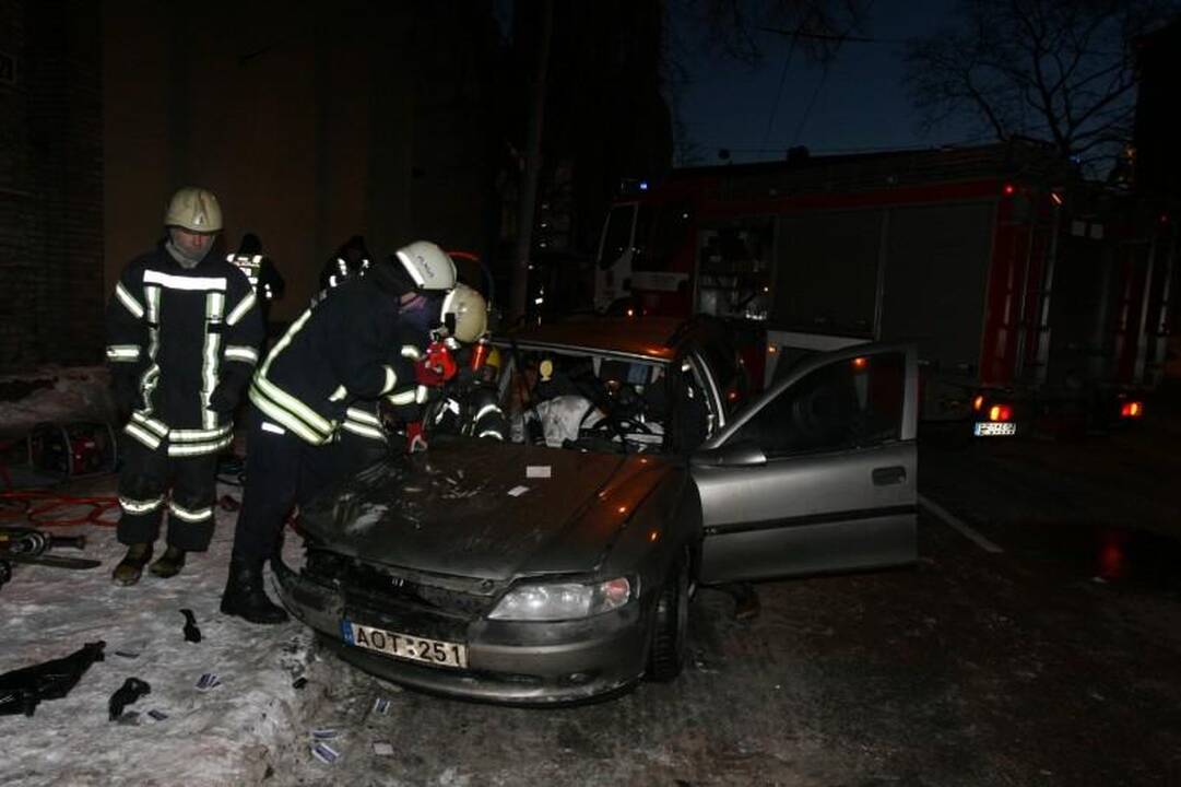 Sprukdami nuo policijos jaunuoliai Vilniaus centre atsitrenkė į medį 