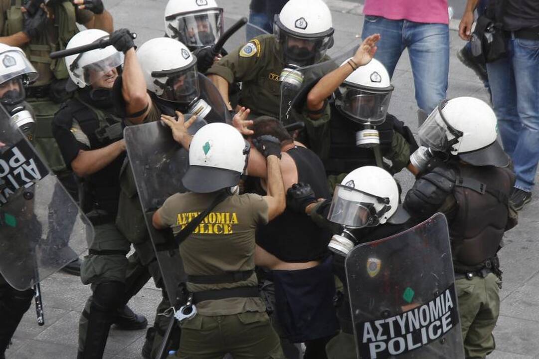 Protestas Atėnuose: policija panaudojo ašarines dujas
