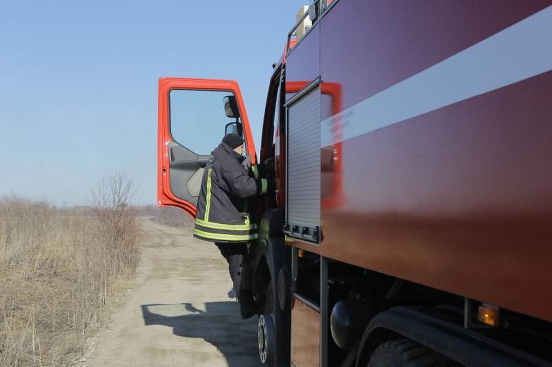 Šalia Klaipėdos siautėjančios liepsnos grasina transporto kompanijai
