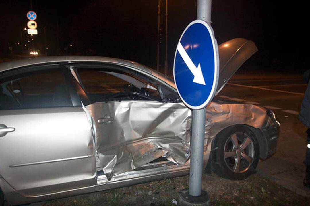 Su keleiviais užsikalbėjęs taksistas Vilniuje sukėlė sunkią avariją