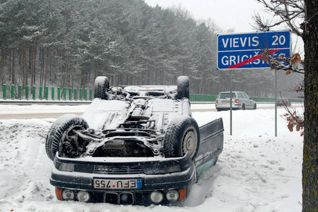Vos nenuskendo nuo Neries šlaito nuriedėjęs šiukšliavežis