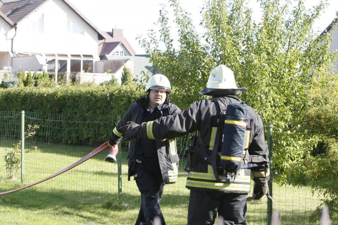 Klaipėdoje Pakruojo gatvėje liepsnojo kotedžai (papildyta 12:56 val.)