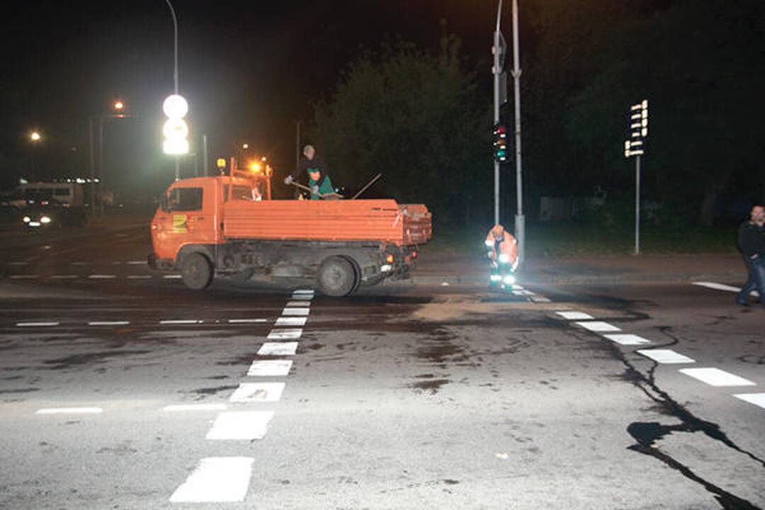 Su keleiviais užsikalbėjęs taksistas Vilniuje sukėlė sunkią avariją