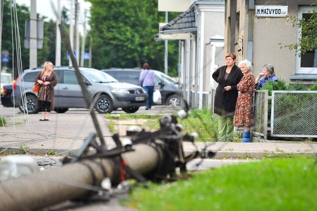 Avarija: nuverstas stulpas, važiavo dvi nėščios moterys 