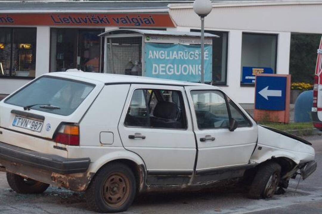 Apvirtęs automobilis vos neįlėkė į šalikelėje sustatytus dujų balionus