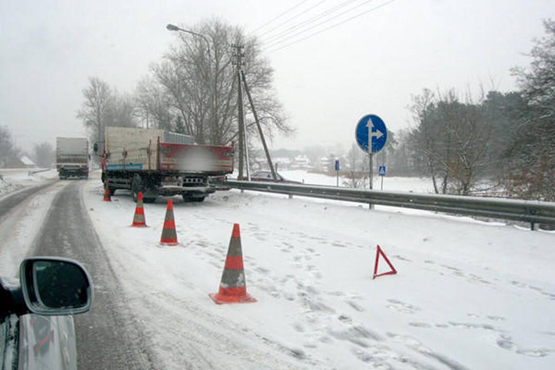 Vos nenuskendo nuo Neries šlaito nuriedėjęs šiukšliavežis