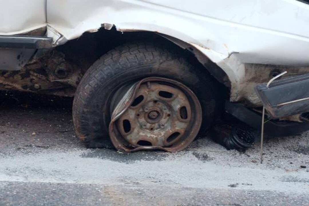 Apvirtęs automobilis vos neįlėkė į šalikelėje sustatytus dujų balionus