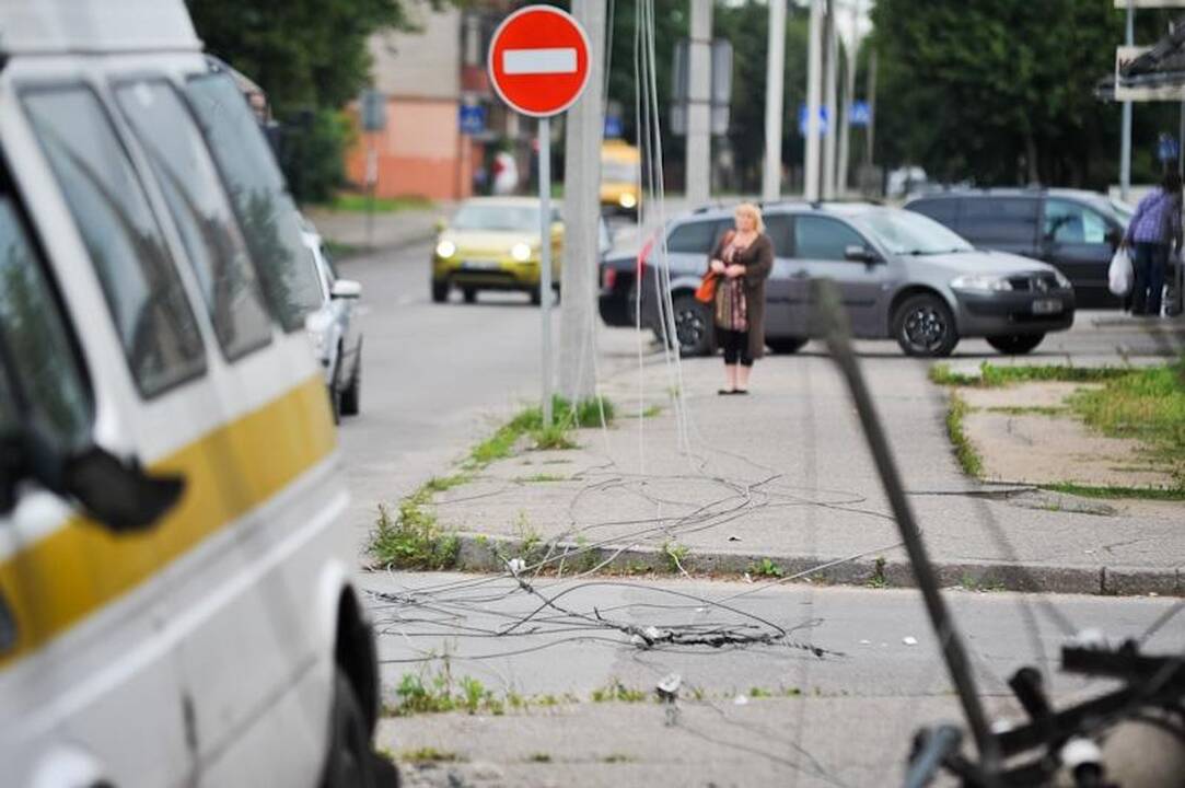 Avarija: nuverstas stulpas, važiavo dvi nėščios moterys 