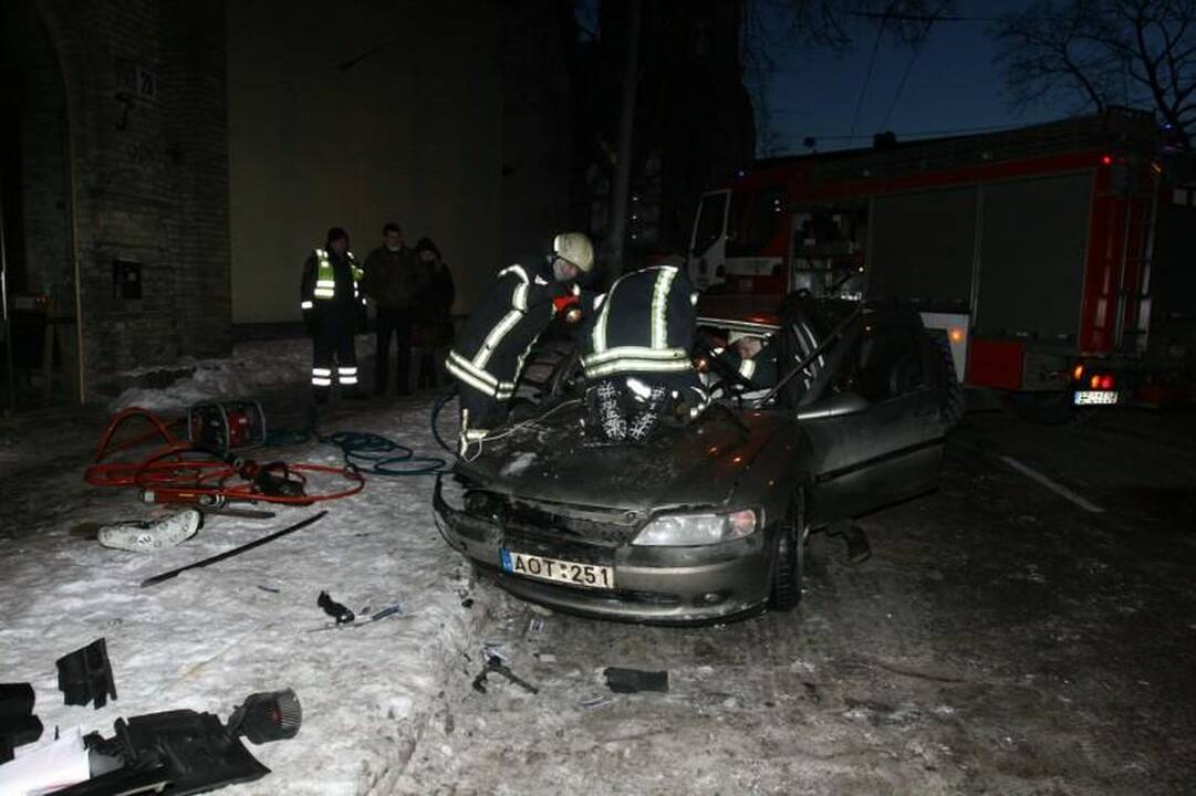 Sprukdami nuo policijos jaunuoliai Vilniaus centre atsitrenkė į medį 