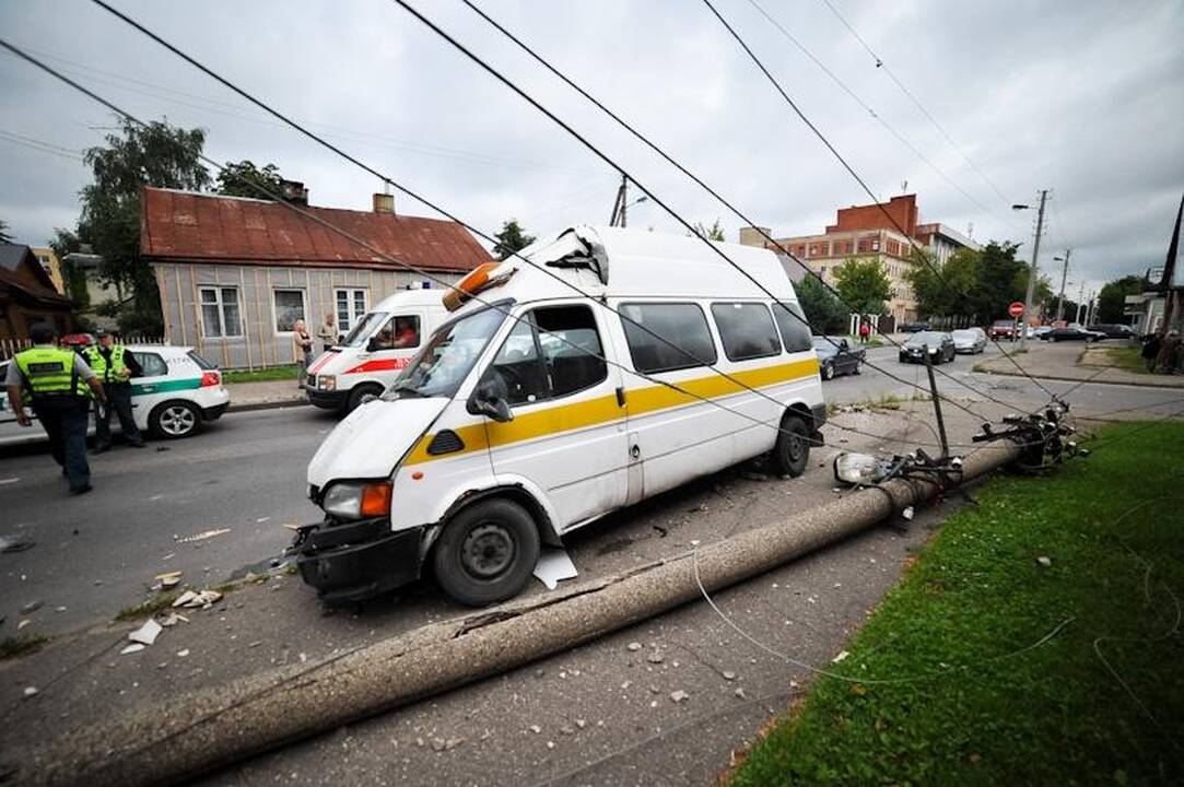 Avarija: nuverstas stulpas, važiavo dvi nėščios moterys 