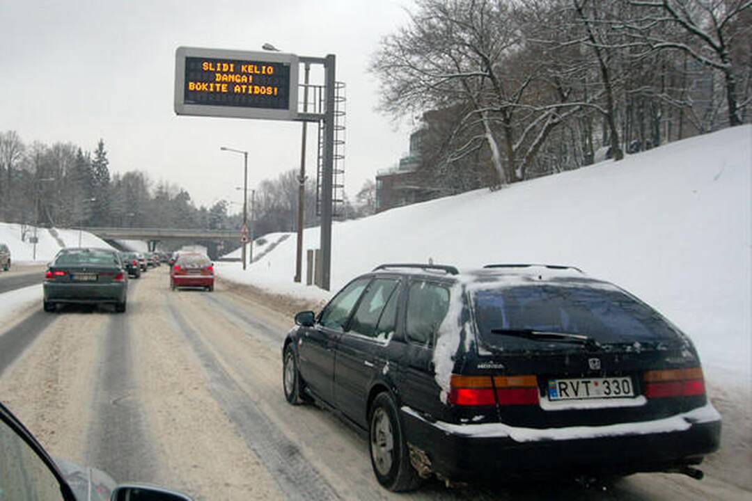 Vos nenuskendo nuo Neries šlaito nuriedėjęs šiukšliavežis