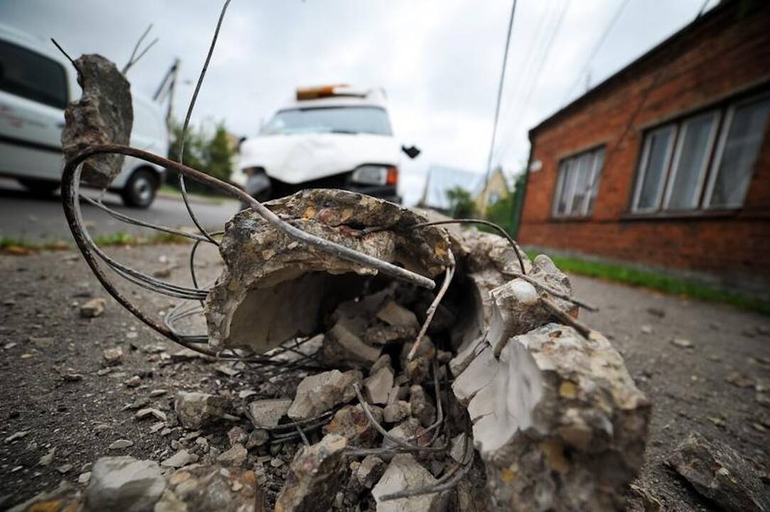 Avarija: nuverstas stulpas, važiavo dvi nėščios moterys 
