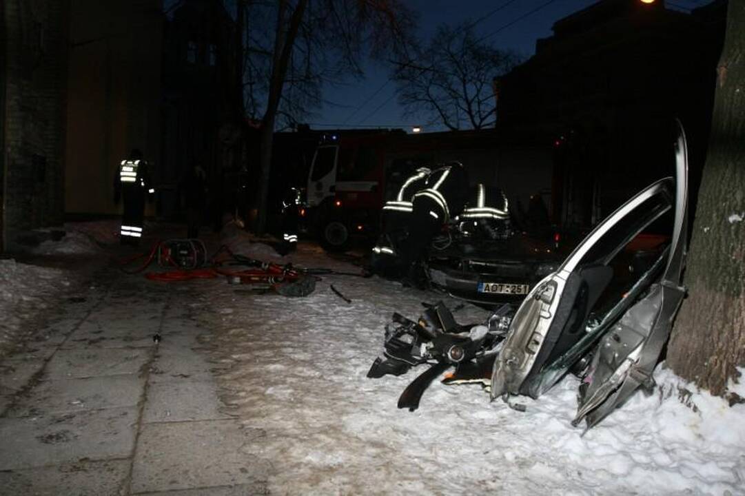 Sprukdami nuo policijos jaunuoliai Vilniaus centre atsitrenkė į medį 
