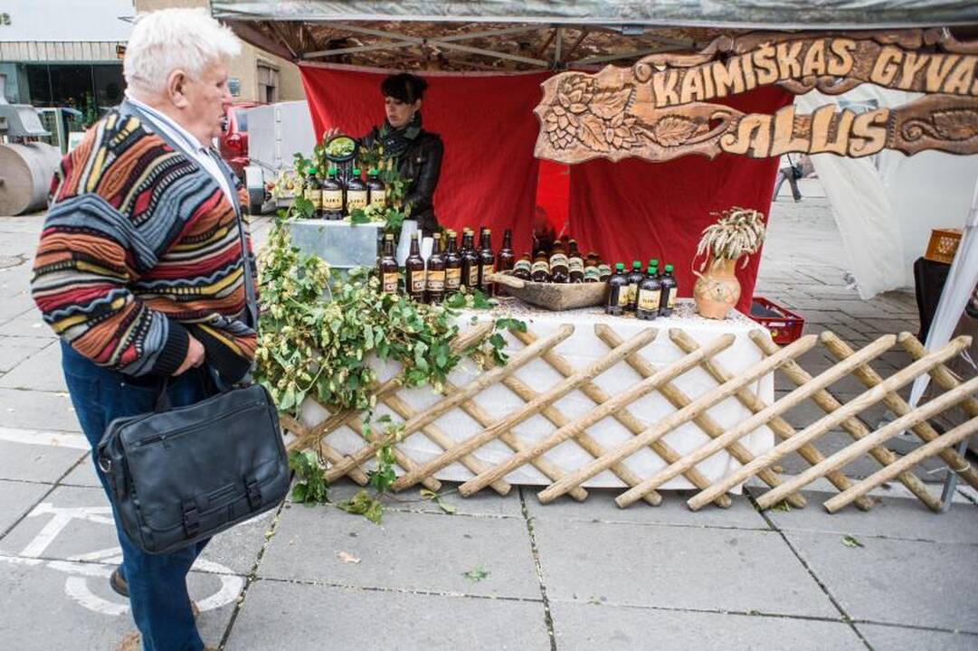 Rudens mugėje – dobilų alus, daržovių kilimai ir šakočio dalybos