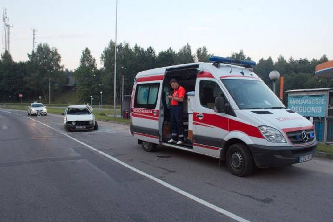 Apvirtęs automobilis vos neįlėkė į šalikelėje sustatytus dujų balionus