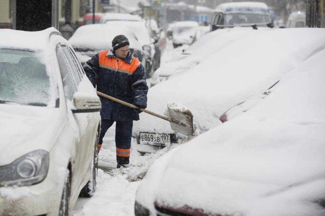 Sniegas Maskvoje vėl paralyžiavo miesto gyvenimą