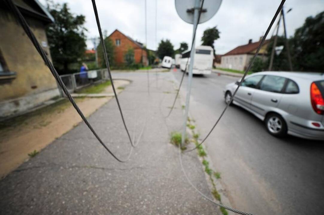 Avarija: nuverstas stulpas, važiavo dvi nėščios moterys 