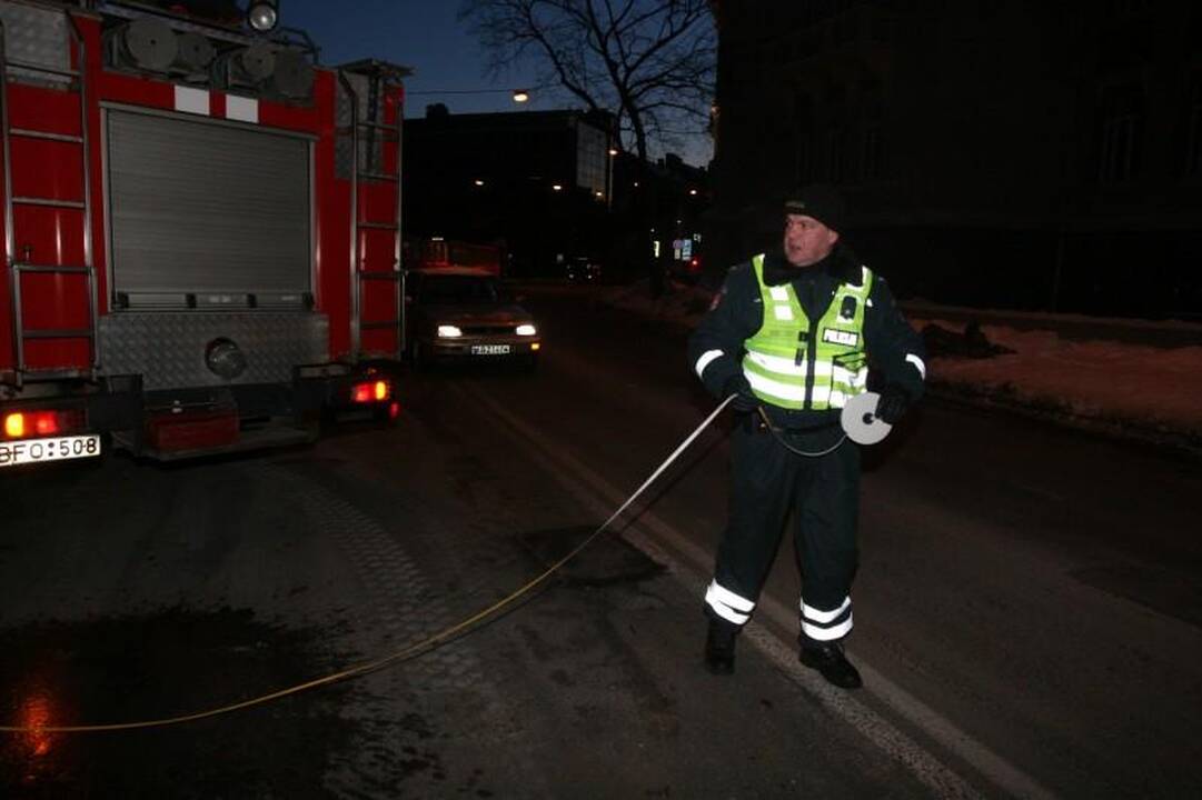 Sprukdami nuo policijos jaunuoliai Vilniaus centre atsitrenkė į medį 