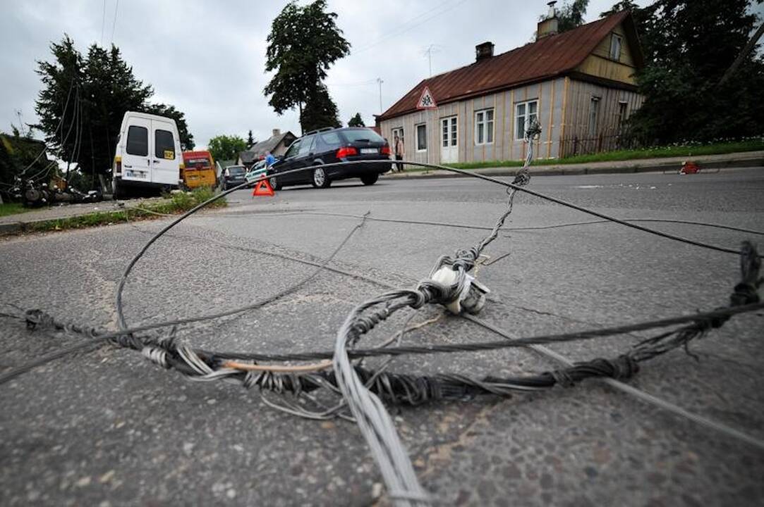 Avarija: nuverstas stulpas, važiavo dvi nėščios moterys 