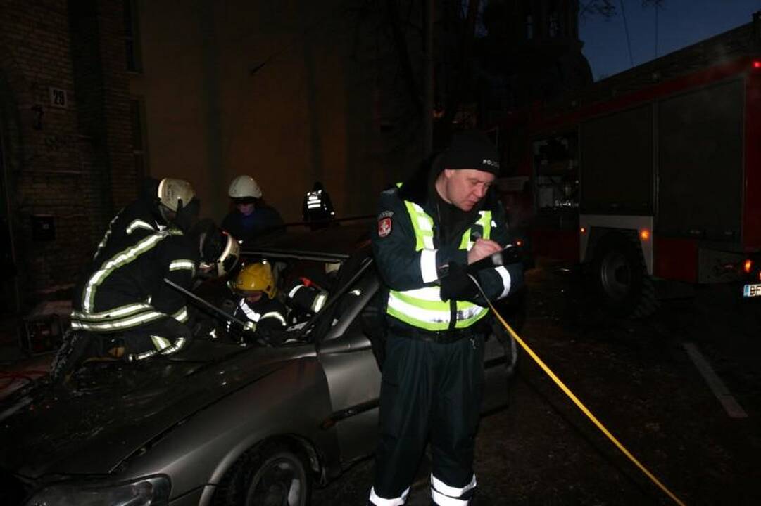 Sprukdami nuo policijos jaunuoliai Vilniaus centre atsitrenkė į medį 