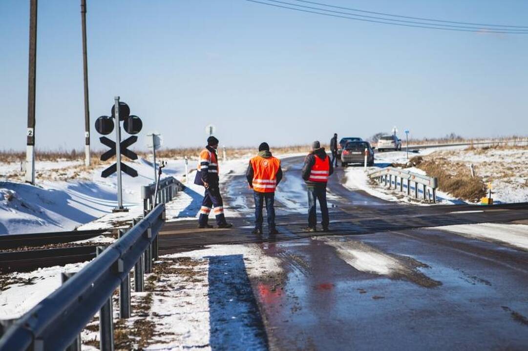 Prie Kaišiadorių susidūrė traukinys ir automobilis, žuvo vairuotojas