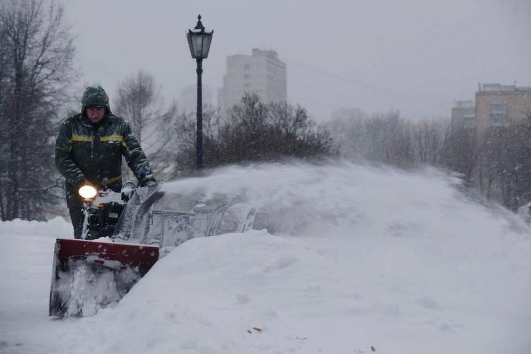 Sniegas Maskvoje vėl paralyžiavo miesto gyvenimą