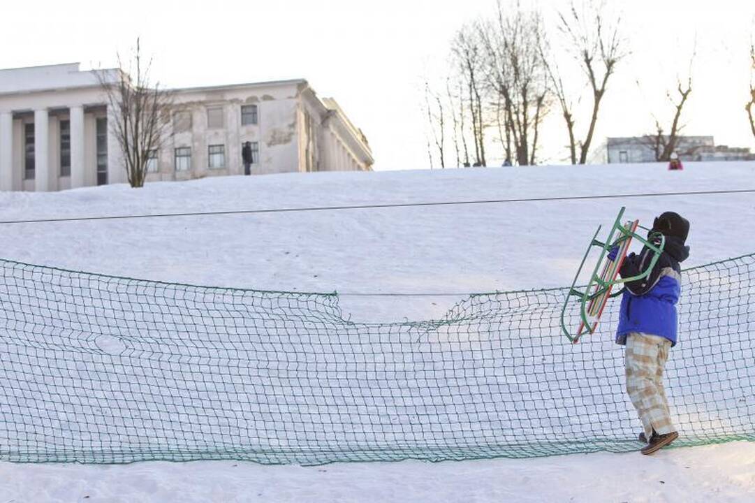 Žmonės pramogauja lauke nepaisydami šalčio