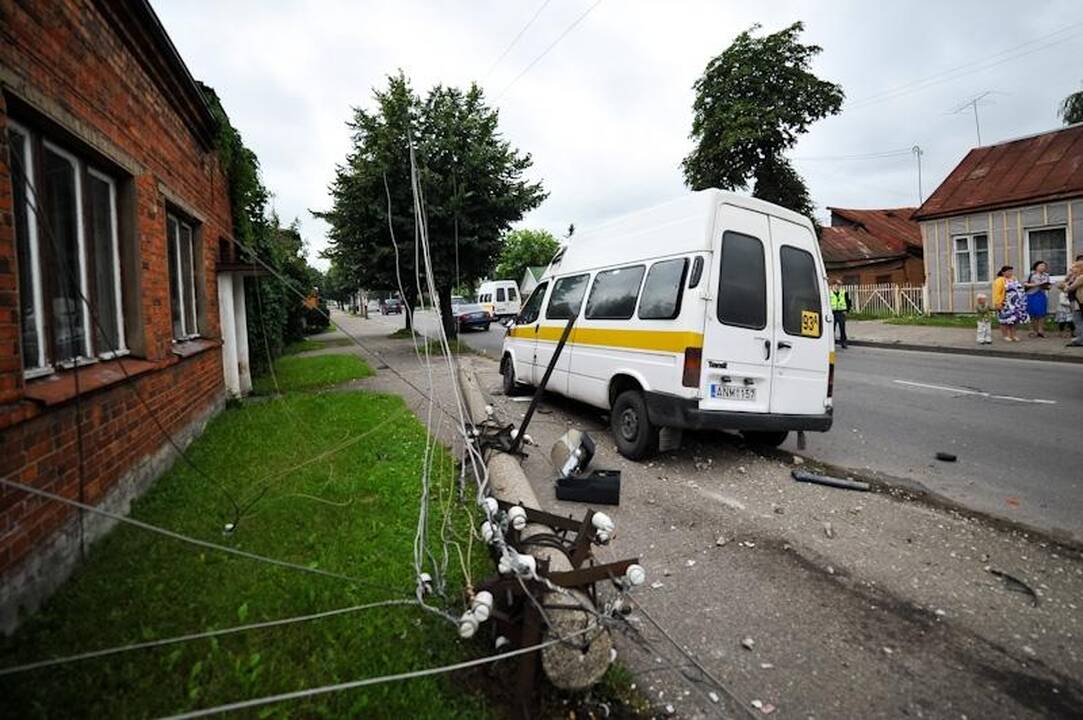 Avarija: nuverstas stulpas, važiavo dvi nėščios moterys 