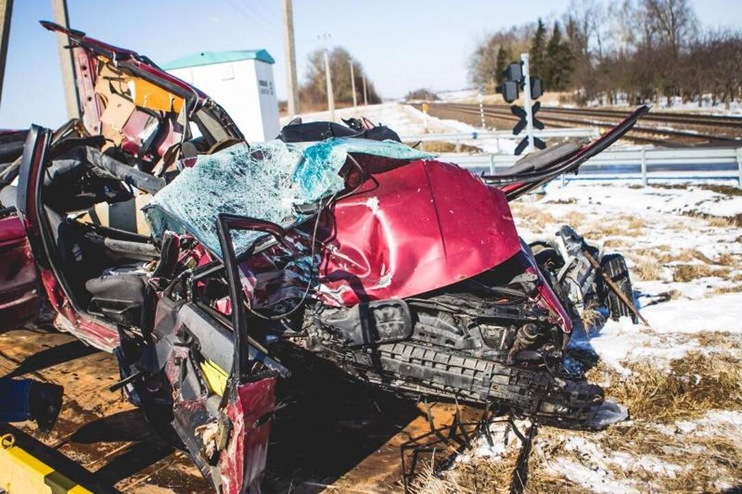 Prie Kaišiadorių susidūrė traukinys ir automobilis, žuvo vairuotojas