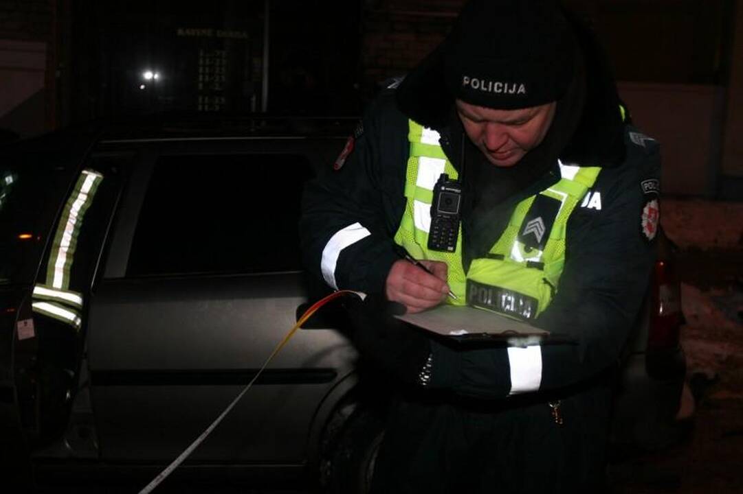 Sprukdami nuo policijos jaunuoliai Vilniaus centre atsitrenkė į medį 