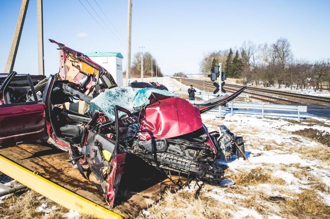 Prie Kaišiadorių susidūrė traukinys ir automobilis, žuvo vairuotojas