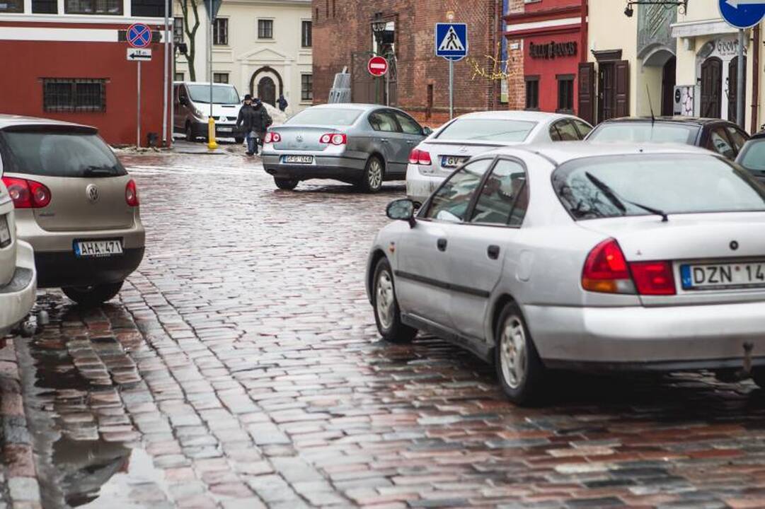 Iš Rotušės aikštės pašonės veja automobilius