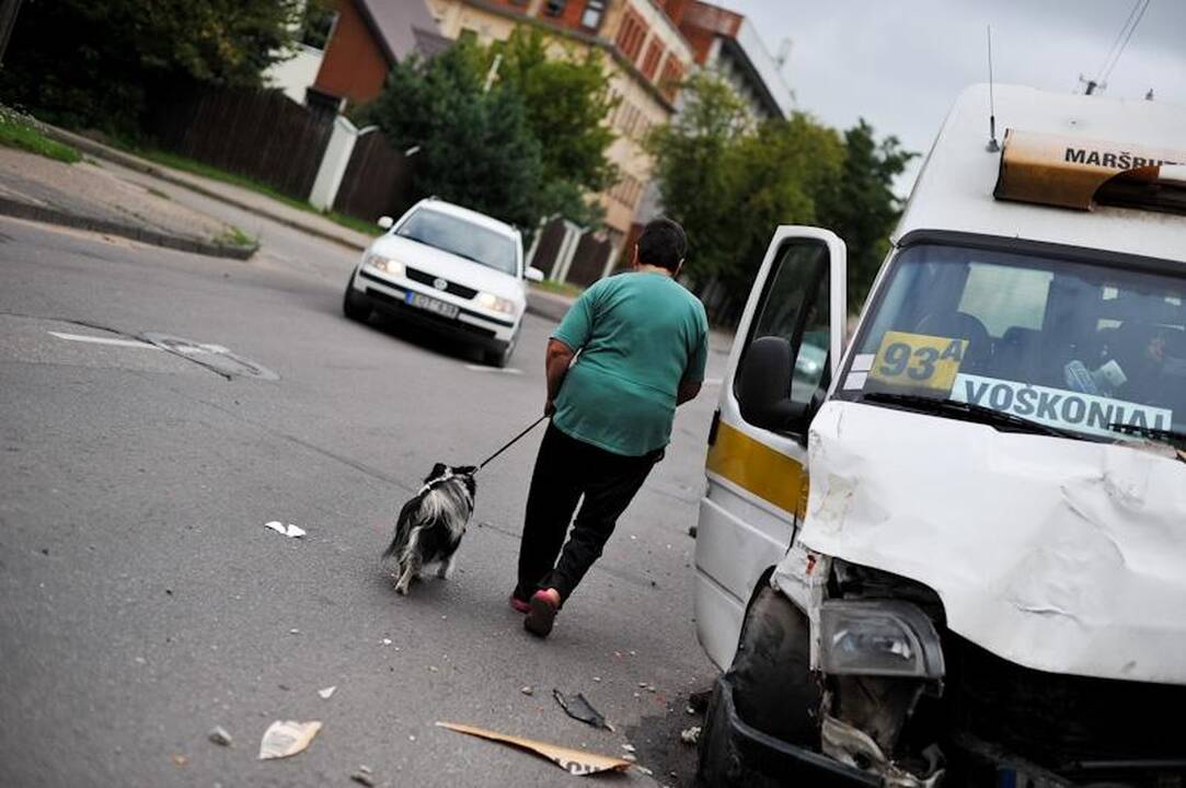Avarija: nuverstas stulpas, važiavo dvi nėščios moterys 