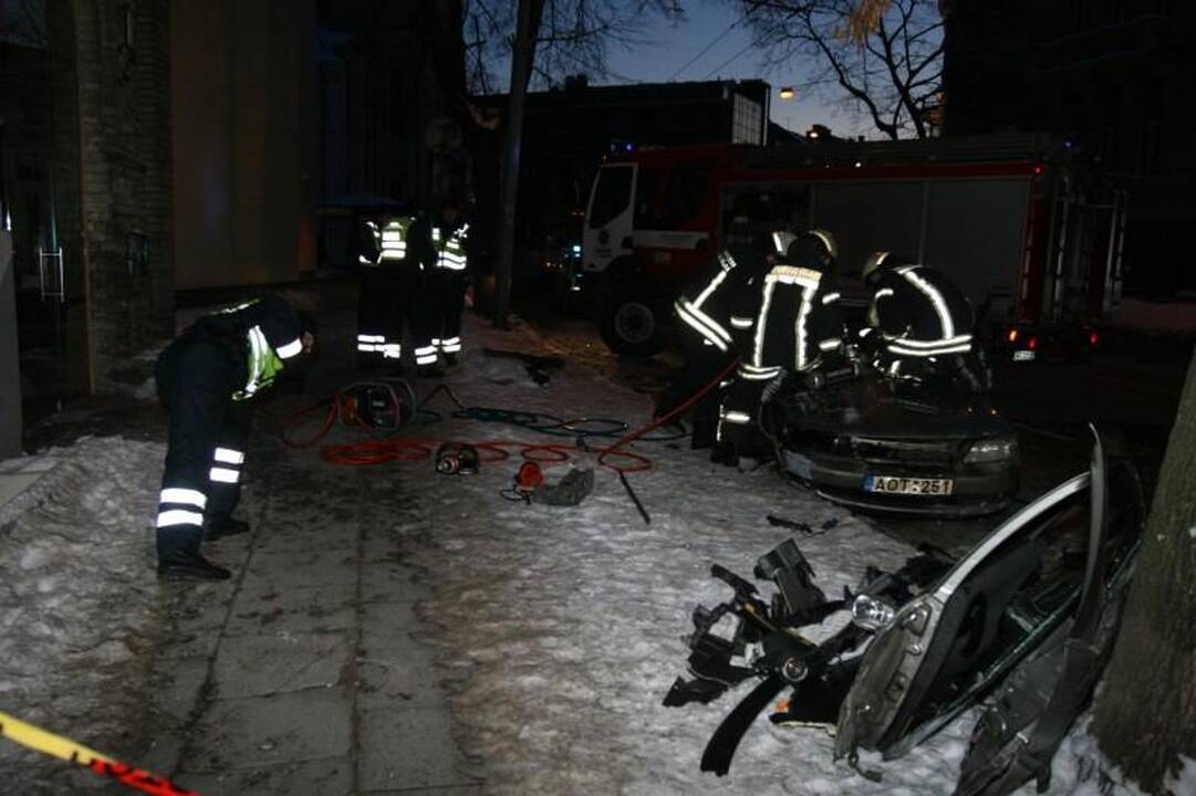 Sprukdami nuo policijos jaunuoliai Vilniaus centre atsitrenkė į medį 