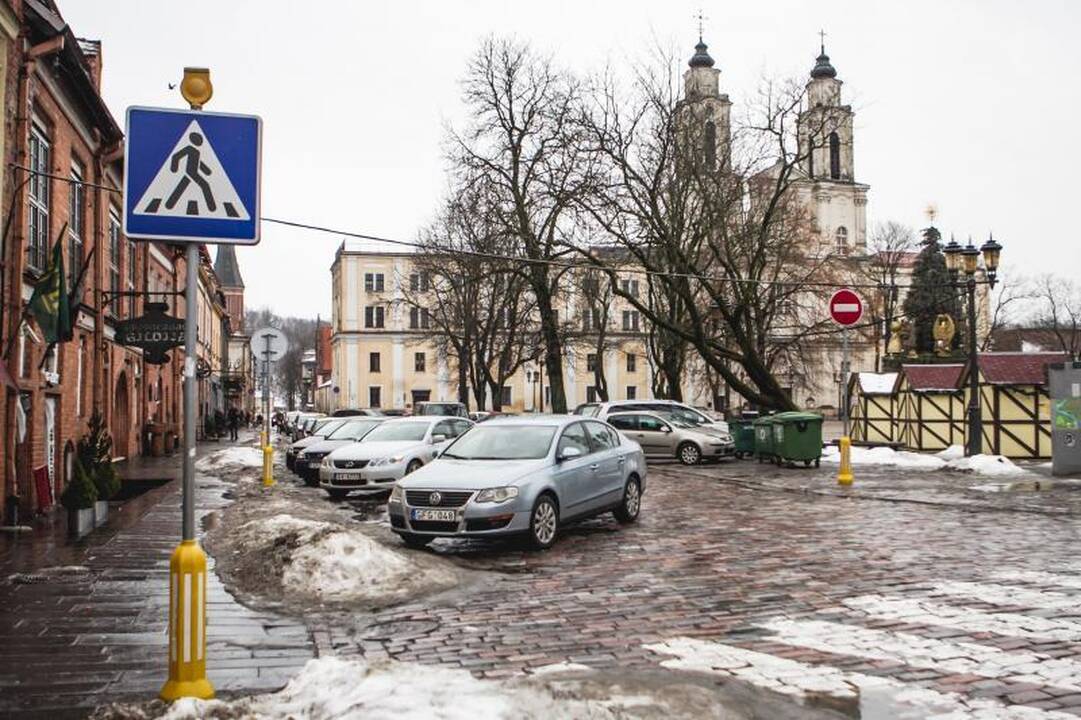 Iš Rotušės aikštės pašonės veja automobilius