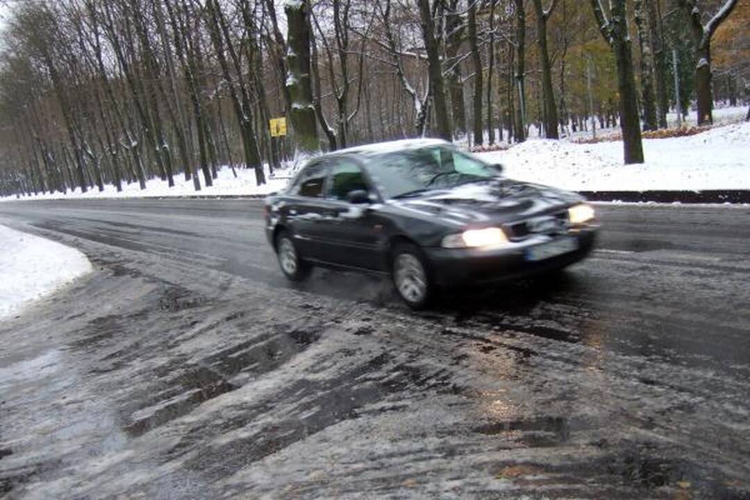 Naktį gausiai pasnigus per avariją sužaloti keli žmonės (papildyta)