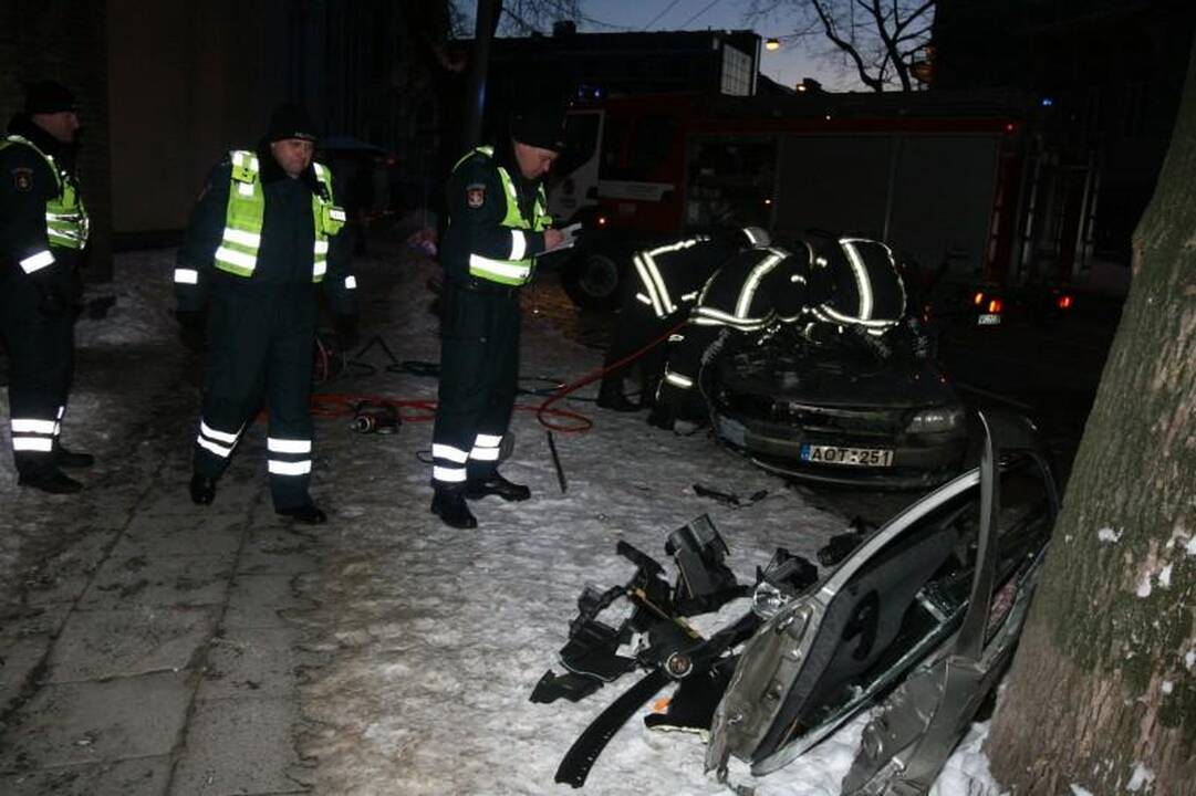 Sprukdami nuo policijos jaunuoliai Vilniaus centre atsitrenkė į medį 