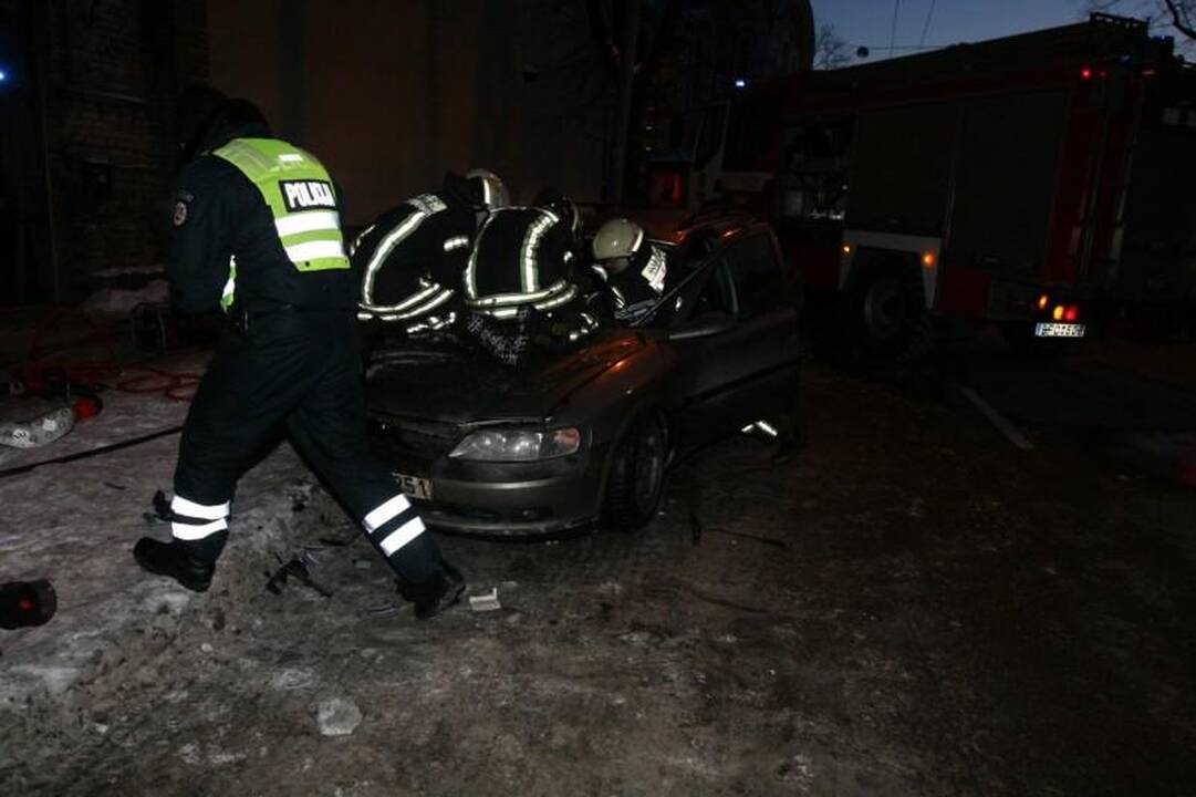 Sprukdami nuo policijos jaunuoliai Vilniaus centre atsitrenkė į medį 