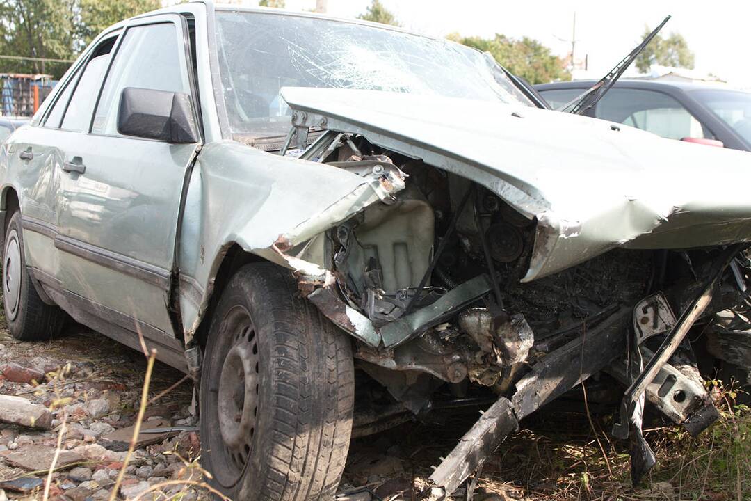 Per girto vairuotojo sukeltą avariją  nukentėjo kalėjimo darbuotojai