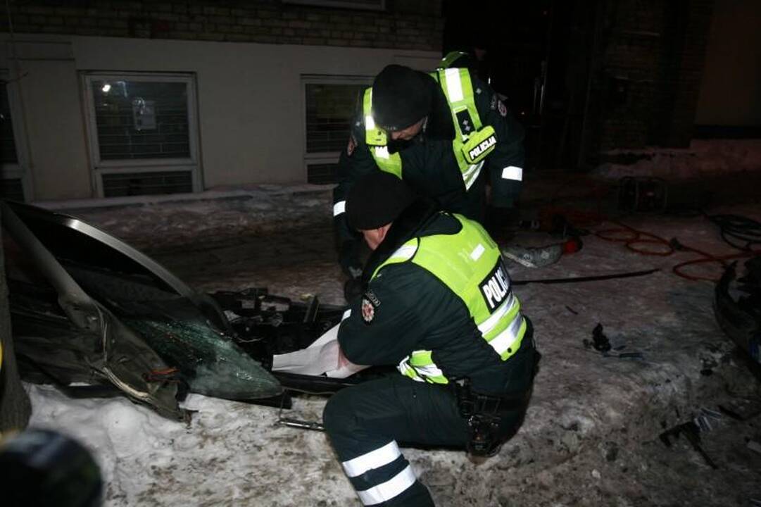 Sprukdami nuo policijos jaunuoliai Vilniaus centre atsitrenkė į medį 
