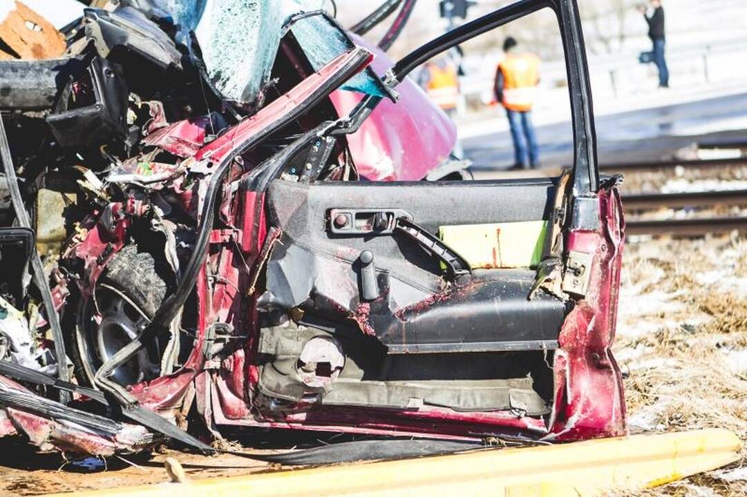 Prie Kaišiadorių susidūrė traukinys ir automobilis, žuvo vairuotojas