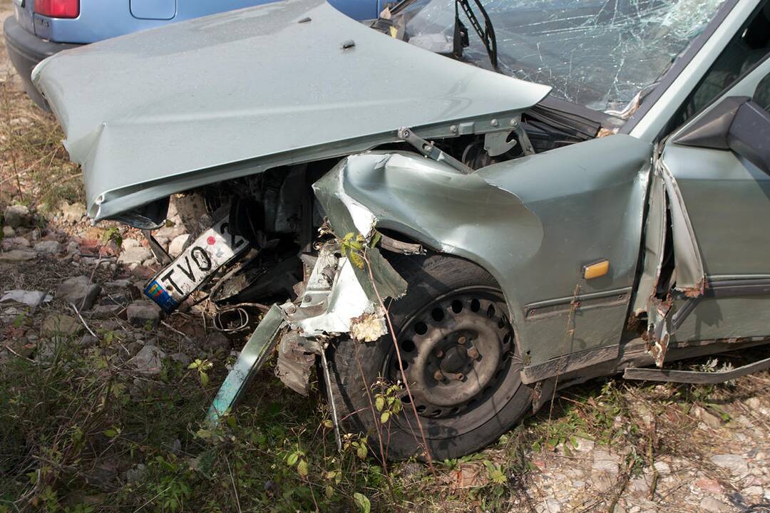 Per girto vairuotojo sukeltą avariją  nukentėjo kalėjimo darbuotojai