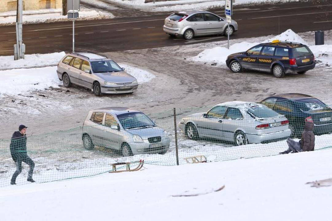 Žmonės pramogauja lauke nepaisydami šalčio