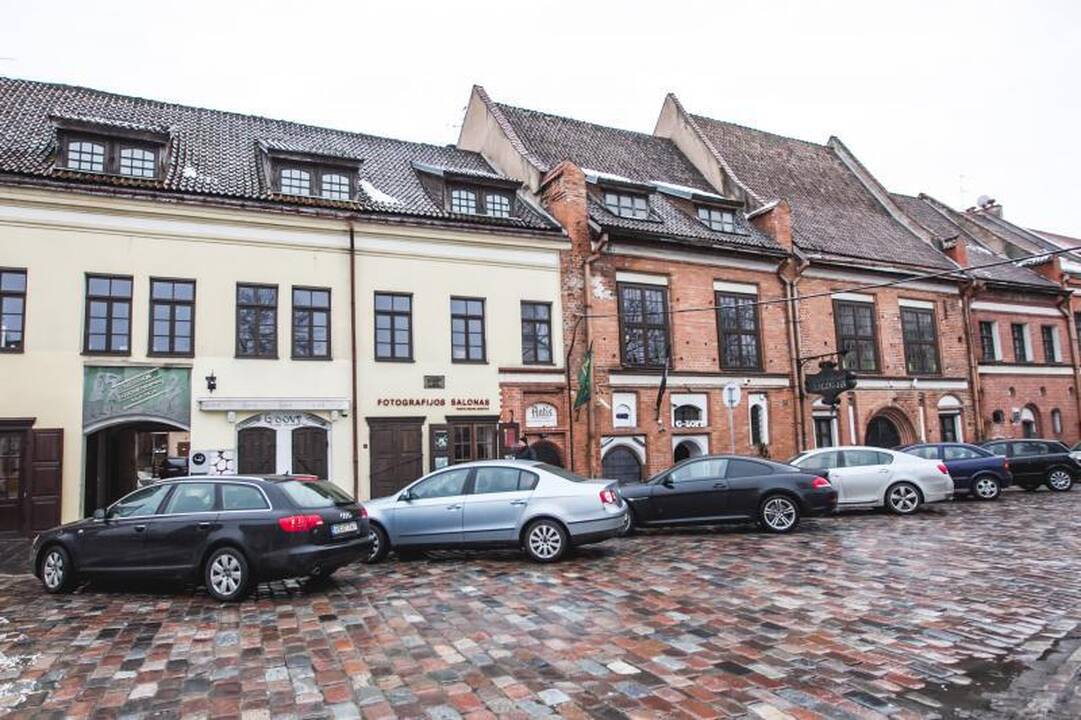 Iš Rotušės aikštės pašonės veja automobilius