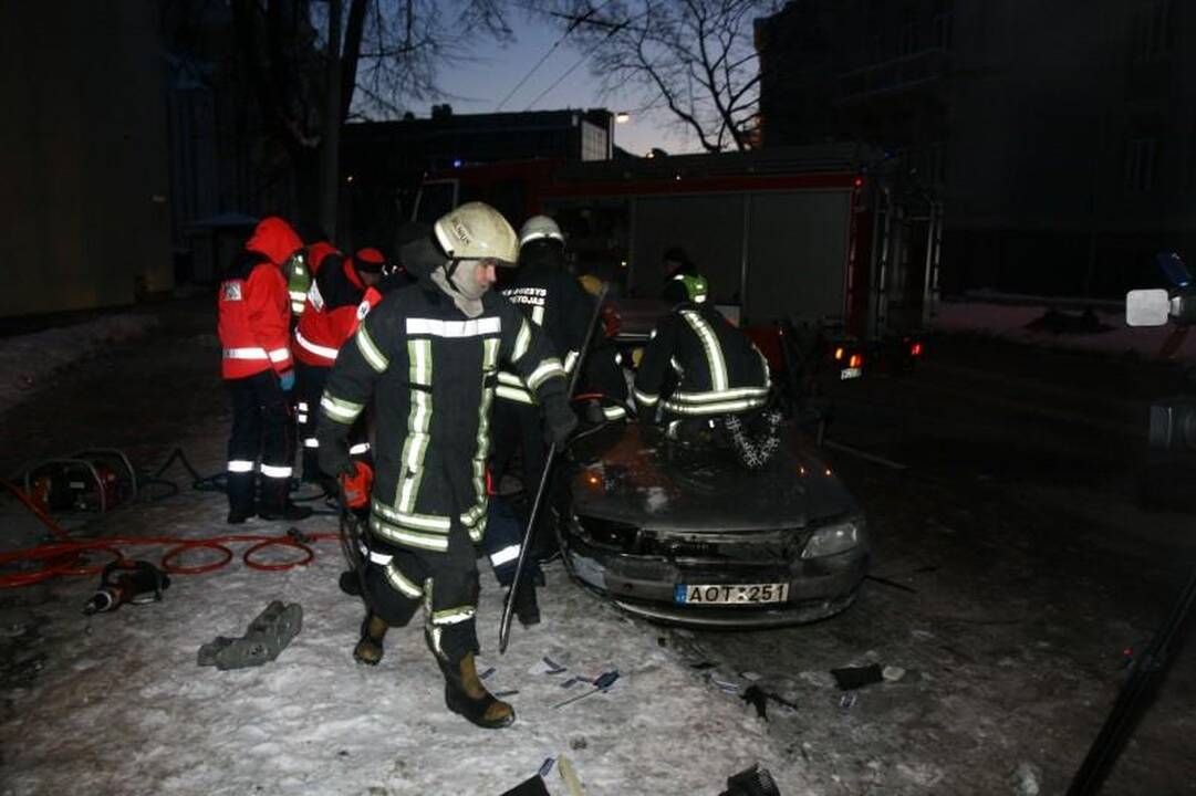 Sprukdami nuo policijos jaunuoliai Vilniaus centre atsitrenkė į medį 