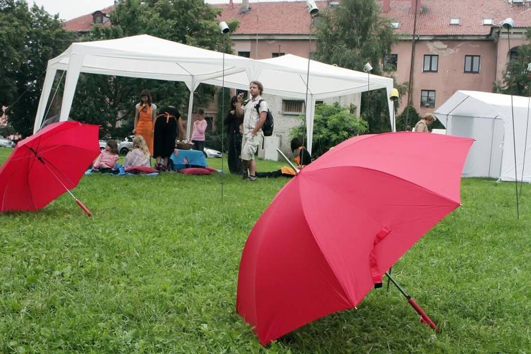 Klaipėdos senamiestyje iškyla lyjant lietui
